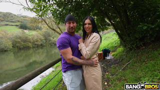 Ебля на публике очень сильно заводит сисястую Kira Queen и ее приятеля